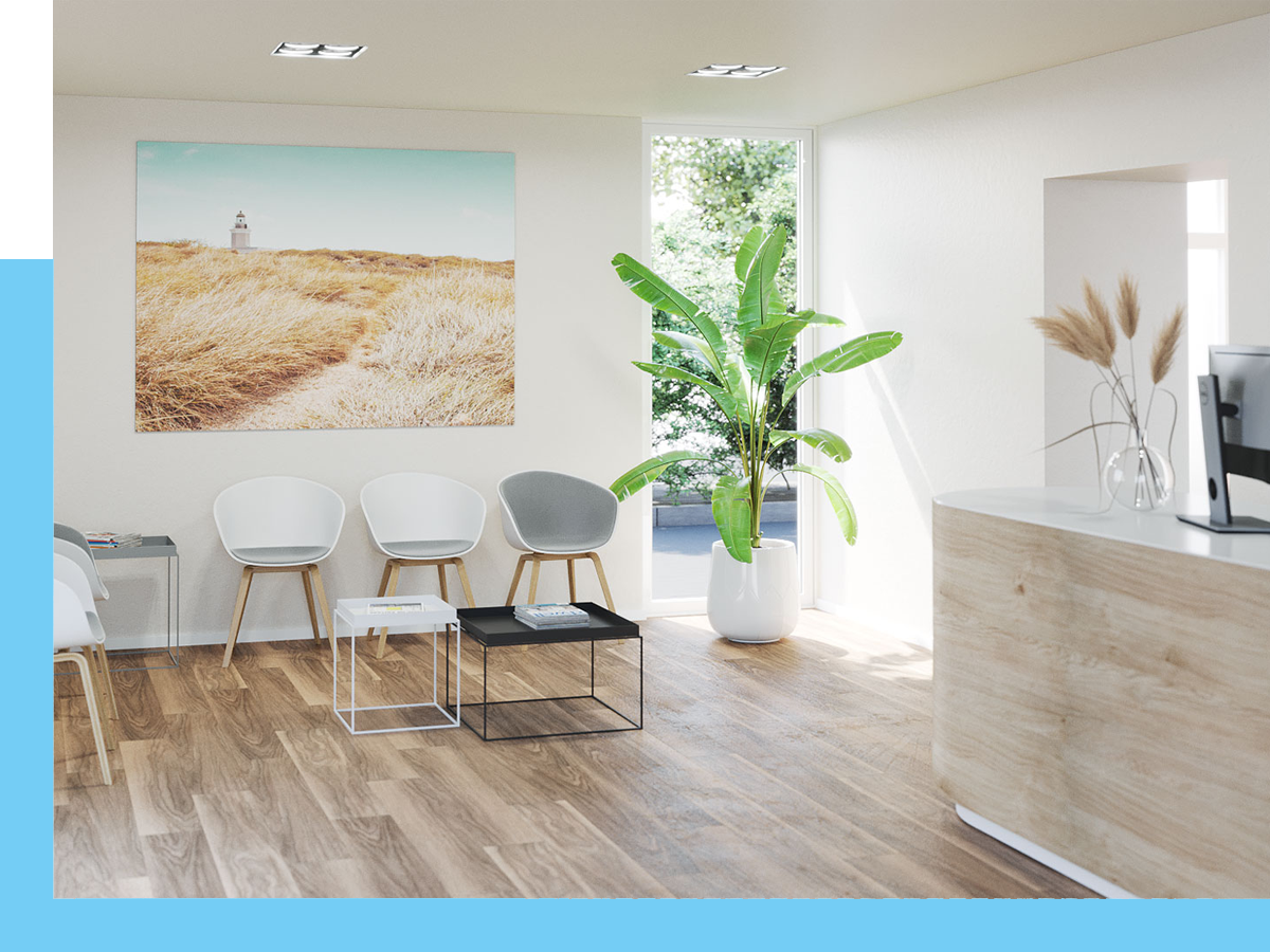Heller moderner Wartebereich mit Stühlen und hochwertigem Druck eines Landschaftsmotivs mit Leuchtturm an der Wand