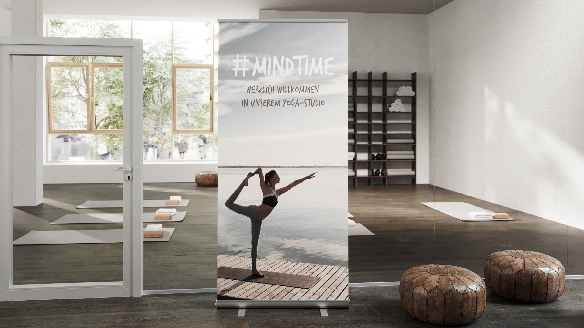 Heller Trainingsraum mit Yogaausstattung mit RollUp mit Willkommensmotiv im Vordergrund
