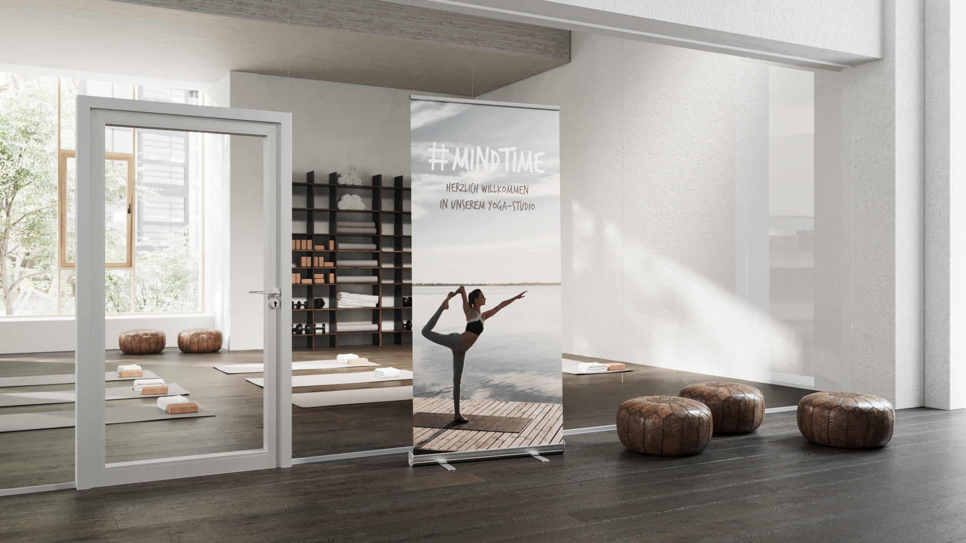 Heller Trainingsraum mit Yogaausstattung mit RollUp mit Willkommensmotiv im Vordergrund