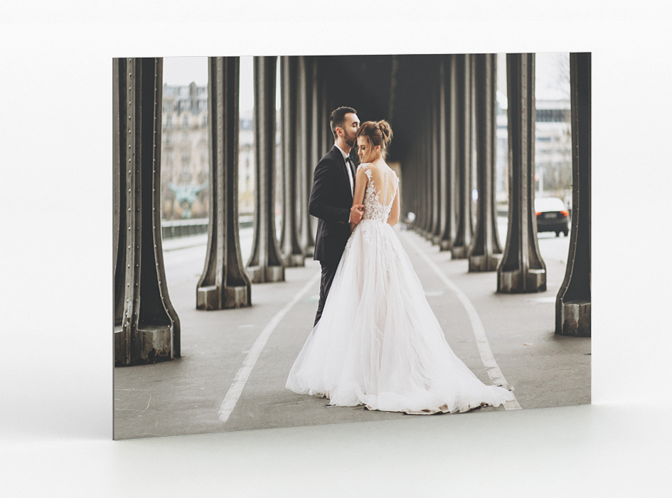 Detailansicht eines auf leichter, glatter und matter Weichschaumplatte gedruckten Hochzeitsfotos im Querformat, stehend